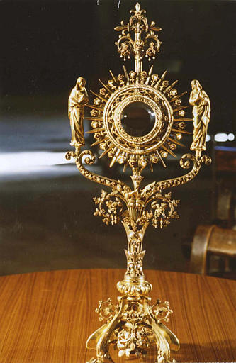 Ostensoir à décor foisonnant d'éléments végétaux, flanqué de deux statuettes représentant la Vierge et saint Jean, argent doré, pierres fines