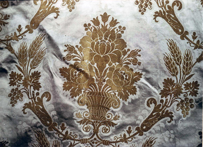 Chape : détail d'un motif de corbeille de fleurs cerclée d'épis de blé et de grappes de raisin, soie et fils d'or tissés - © Ministère de la Culture (France), Médiathèque du patrimoine et de la photographie (objets mobiliers), tous droits réservés