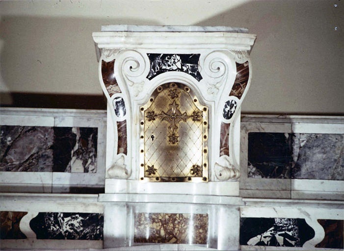 Tabernacle en marbre polychrome, à porte en cuivre ornée d'une croix et d'étoiles