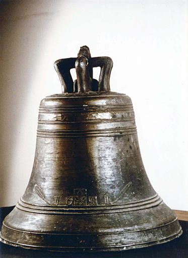 Cloche en bronze datée de 1641
