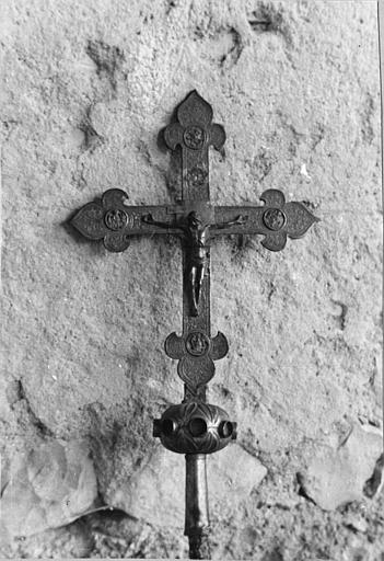 Croix de procession en cuivre, à décor repoussé de rinceaux et aux symboles des évangélistes placés sur chaque branche fleurdelisée (face)