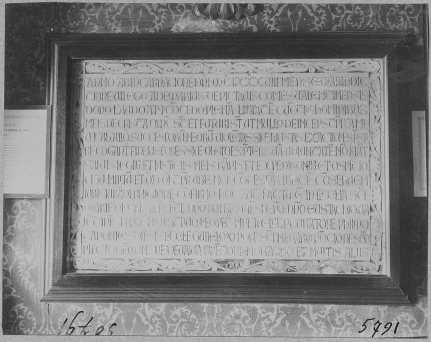 bas-relief : charte d'affranchissement accordée à la ville de Crest par Aymar II de Poitiers comte de Valentinois - © Ministère de la Culture (France), Médiathèque du patrimoine et de la photographie, diffusion RMN-GP