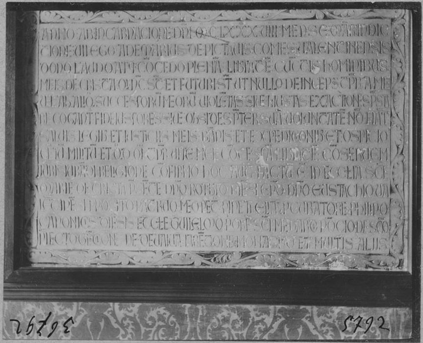 bas-relief : charte d'affranchissement accordée à la ville de Crest par Aymar II de Poitiers comte de Valentinois - © Ministère de la Culture (France), Médiathèque du patrimoine et de la photographie, diffusion RMN-GP