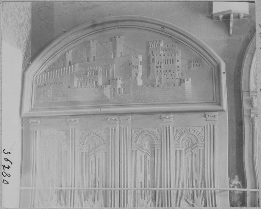 vantaux, fronton de porte de la salle du conseil, vue partielle - © Ministère de la Culture (France), Médiathèque du patrimoine et de la photographie, diffusion RMN-GP