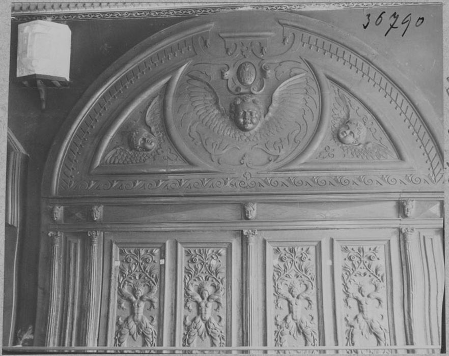 vantaux, fronton de porte de la salle du conseil, vue partielle - © Ministère de la Culture (France), Médiathèque du patrimoine et de la photographie, diffusion RMN-GP