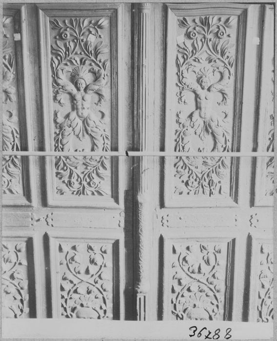 vantaux, fronton de porte de la salle du conseil, détail - © Ministère de la Culture (France), Médiathèque du patrimoine et de la photographie, diffusion RMN-GP