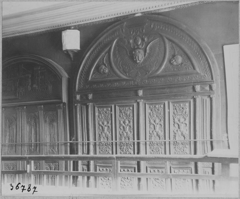 vantaux, fronton de porte de la salle du conseil, vue partielle - © Ministère de la Culture (France), Médiathèque du patrimoine et de la photographie, diffusion RMN-GP