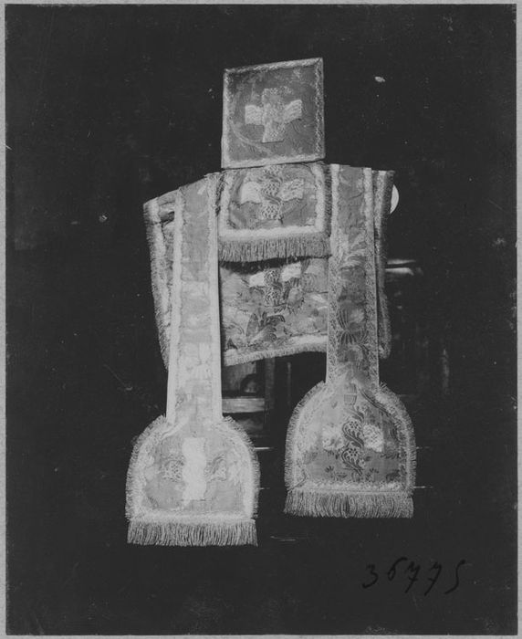étole ; manipule ; voile de calice ; bourse de corporal (ornement sacerdotal rose)