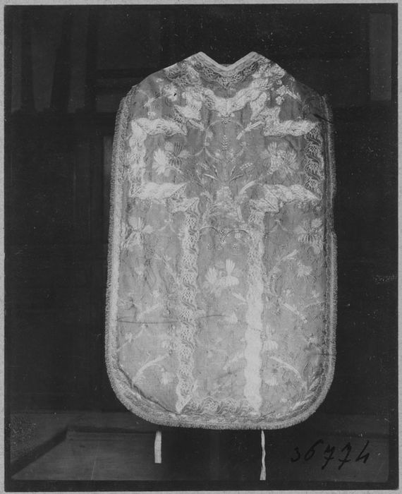 Chasuble (ornement sacerdotal rose)