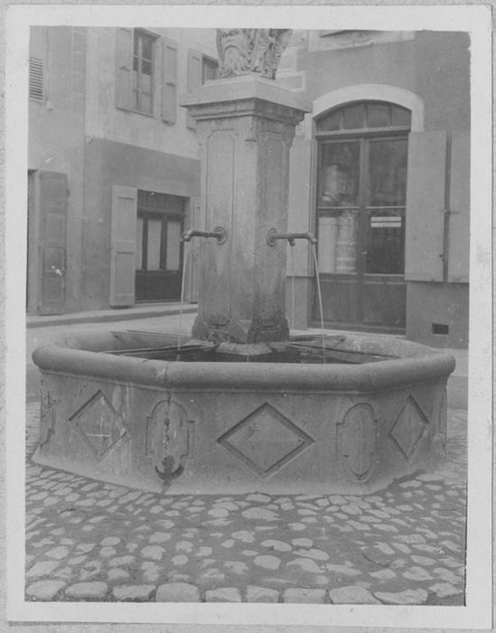 chapiteau, vue partielle de la fontaine - © Ministère de la Culture (France), Médiathèque du patrimoine et de la photographie, diffusion RMN-GP