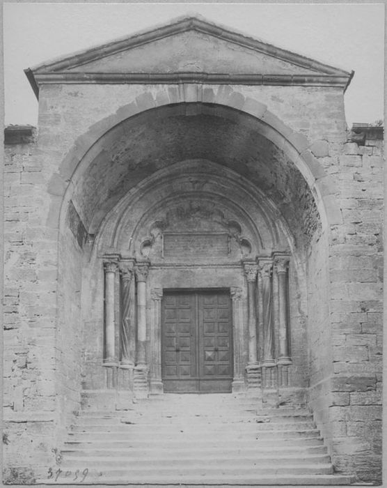 bas-relief : charte d'affranchissement donnée à la commune par Aymar III de Poitiers comte de Valentinois (au-dessus du portail d’entrée)