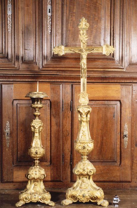 chandelier et une croix d'autel (garniture d'autel n°1) - © Ministère de la Culture (France), Médiathèque du patrimoine et de la photographie, diffusion GrandPalaisRmn Photo
