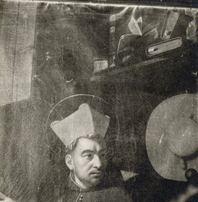 tableau : Portrait d'un cardinal assis devant un bureau et montrant de sa plume le Christ (saint Bonaventure ?), vue partielle - © Ministère de la Culture (France), Médiathèque du patrimoine et de la photographie, diffusion GrandPalaisRmn Photo