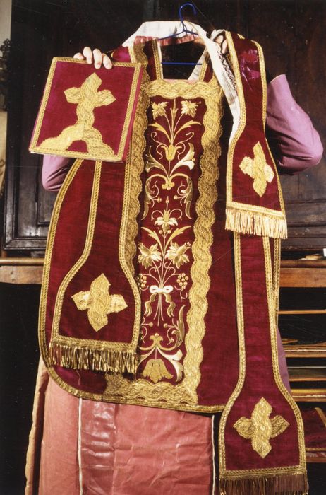 chasuble, étole de clerc, manipule, bourse de corporal (ornement rouge) - © Ministère de la Culture (France), Médiathèque du patrimoine et de la photographie, diffusion GrandPalaisRmn Photo