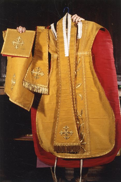 chasuble, étole de clerc, manipule et bourse, corporal (ornement or) - © Ministère de la Culture (France), Médiathèque du patrimoine et de la photographie, diffusion GrandPalaisRmn Photo