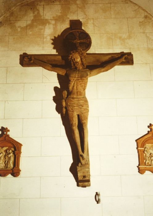 statue : Christ en croix