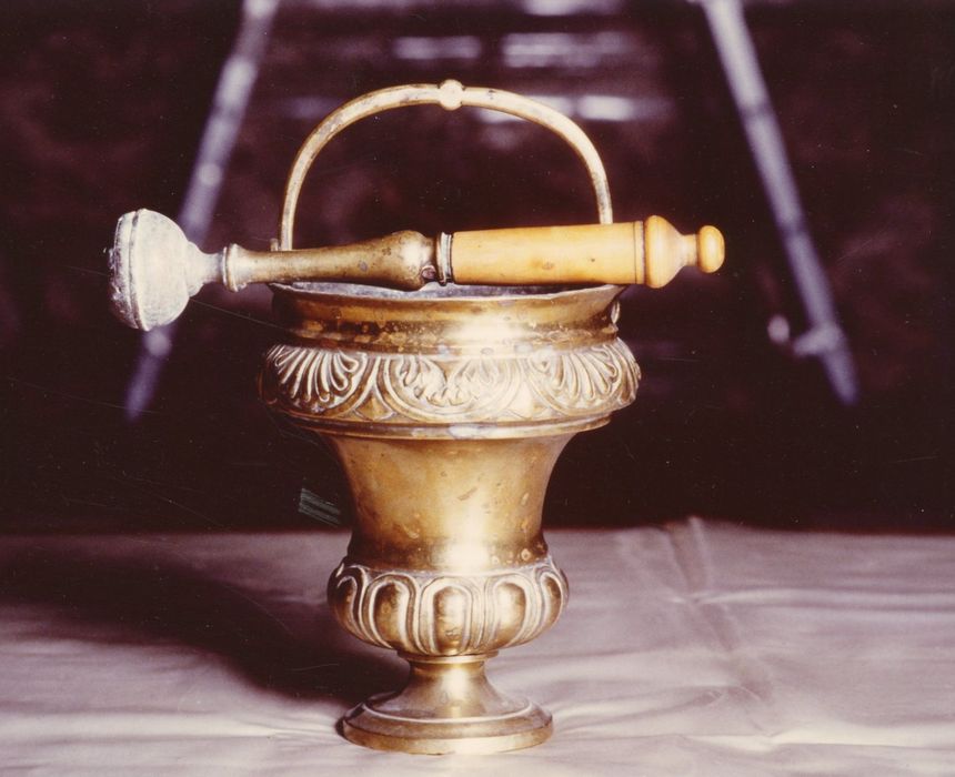 seau à eau bénite et goupillon - © Ministère de la Culture (France), Médiathèque du patrimoine et de la photographie, diffusion GrandPalaisRmn Photo