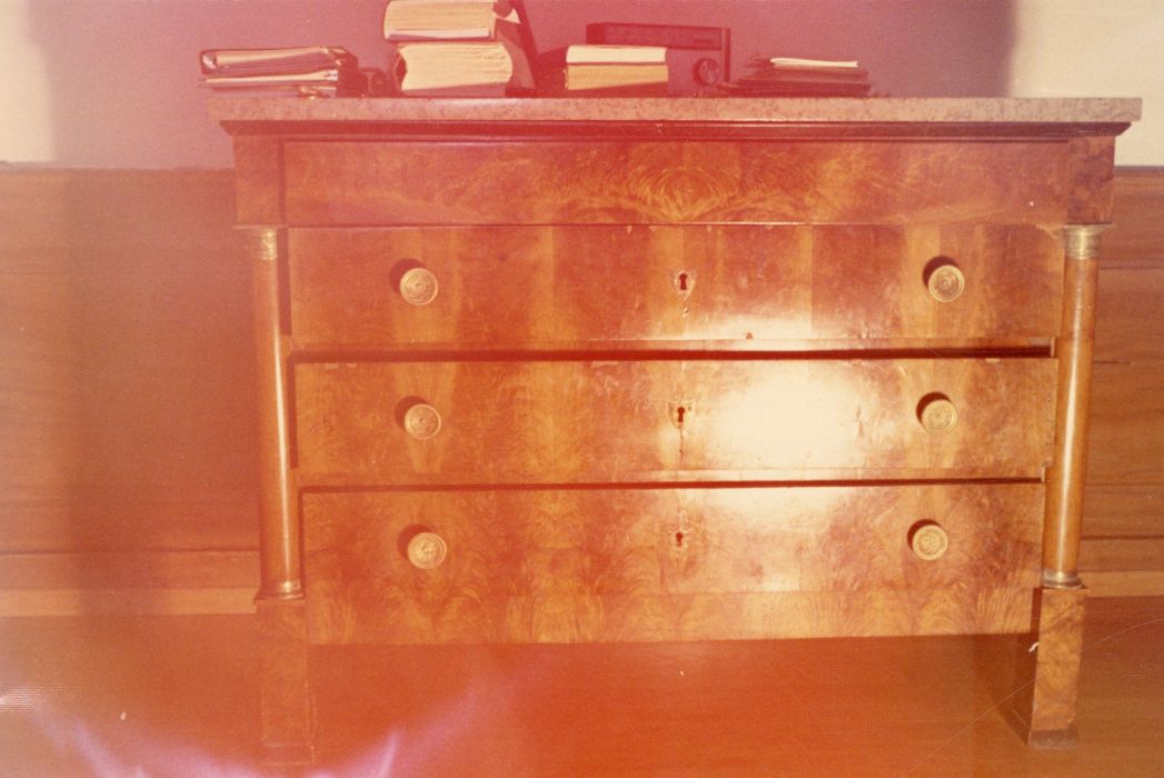 commode du bureau du sous-préfet - © Ministère de la Culture (France), Médiathèque du patrimoine et de la photographie, diffusion GrandPalaisRmn Photo