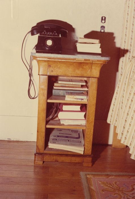 table de nuit de la chambre du sous-préfet - © Ministère de la Culture (France), Médiathèque du patrimoine et de la photographie, diffusion GrandPalaisRmn Photo
