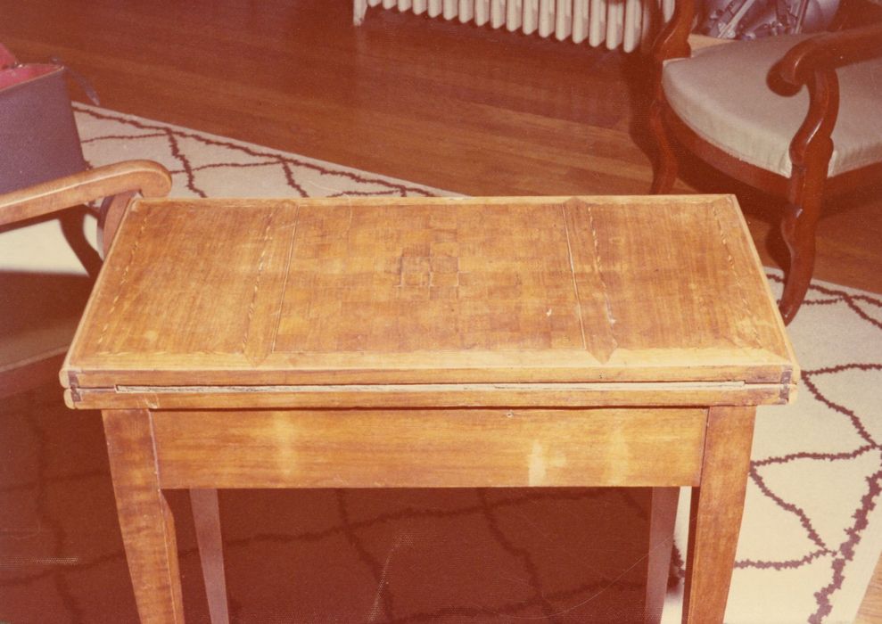table à jeu de la chambre du sous-préfet - © Ministère de la Culture (France), Médiathèque du patrimoine et de la photographie, diffusion GrandPalaisRmn Photo