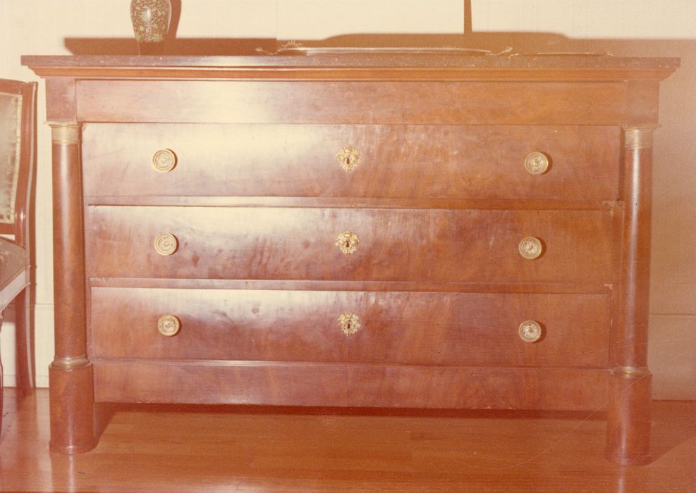 commode du salon de l'appartement - © Ministère de la Culture (France), Médiathèque du patrimoine et de la photographie, diffusion GrandPalaisRmn Photo