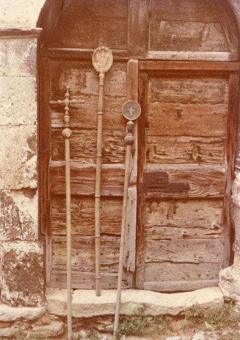 Deux bâtons de procession de confrérie et une croix de procession