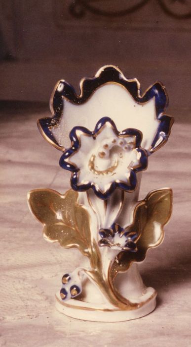 vase bleu à feuilles de chêne