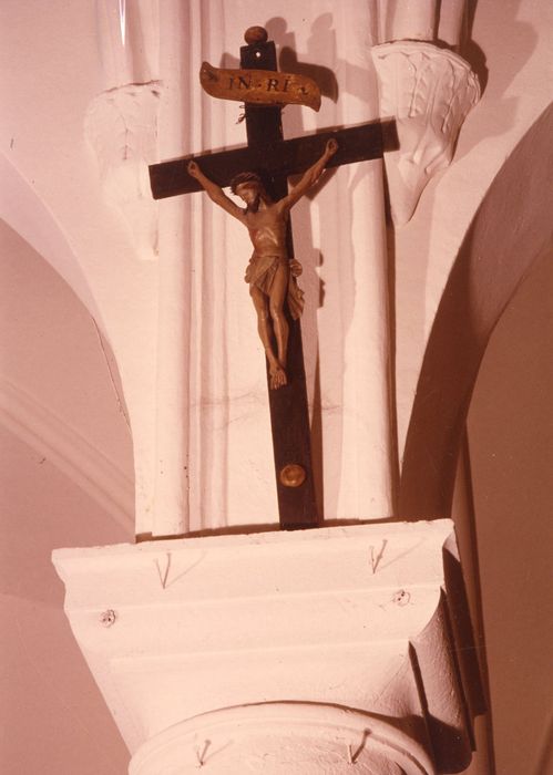 statue : Christ en croix