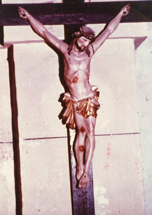statue : Christ en croix
