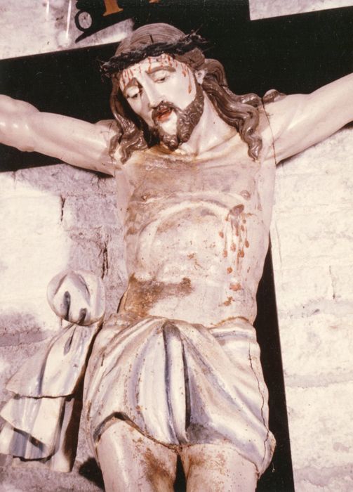 statue : Christ en croix, vue partielle