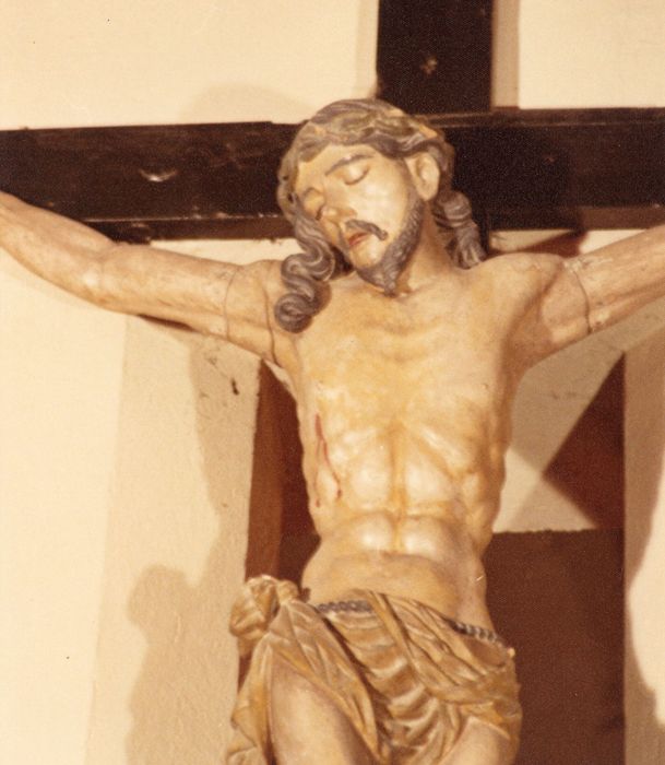 statue : Christ en croix, vue partielle