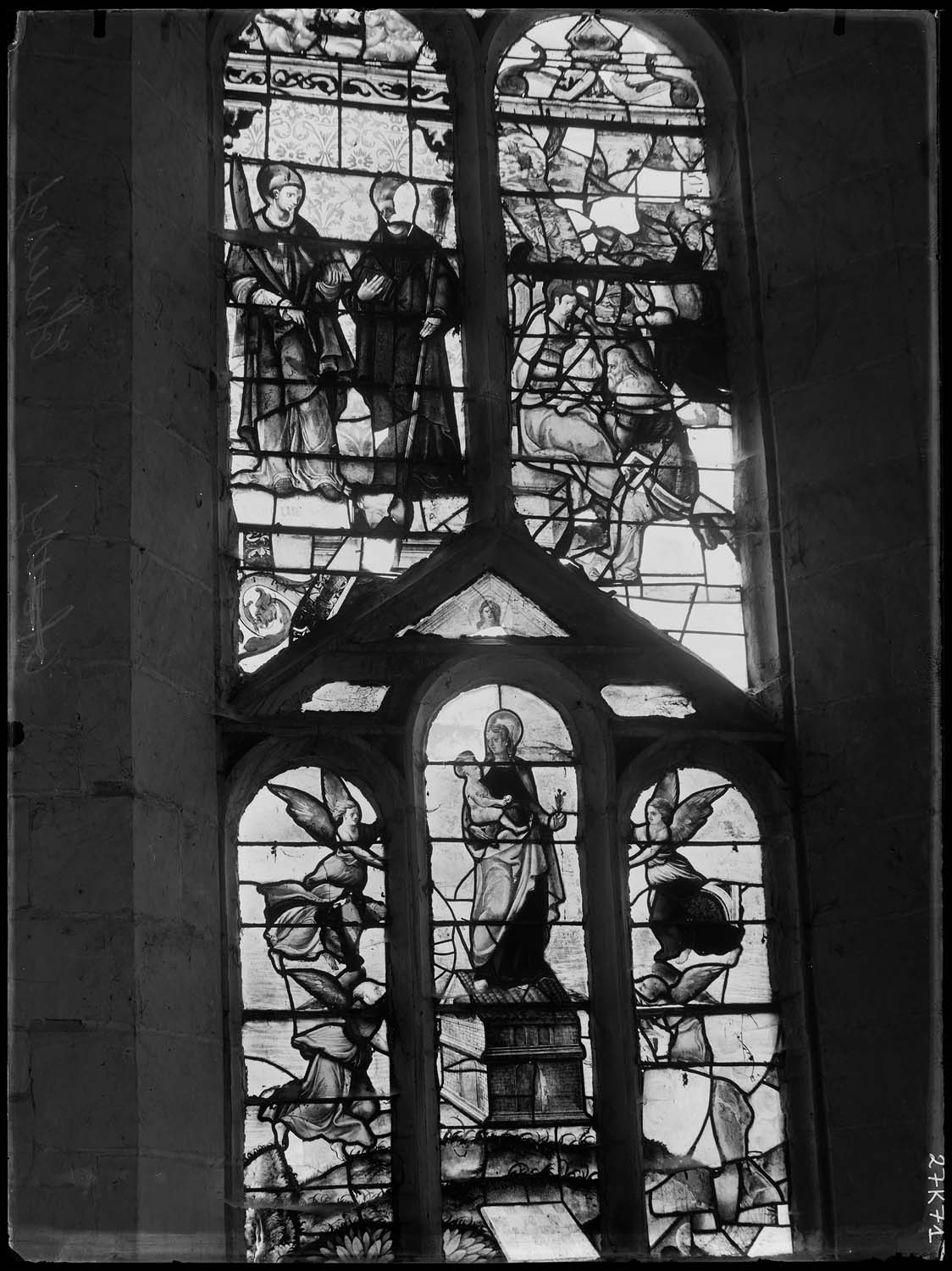 Baie non identifiée : Vierge à l’enfant ; Saints