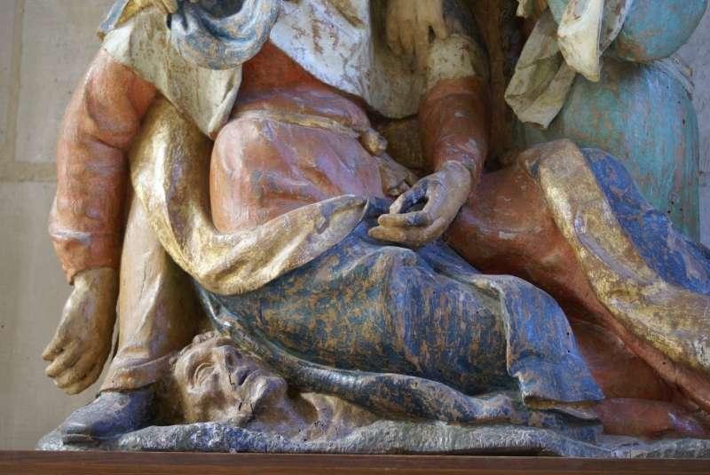 haut-relief : la Vierge et deux saintes femmes éplorées, élément d'une Descente de croix. Détail.