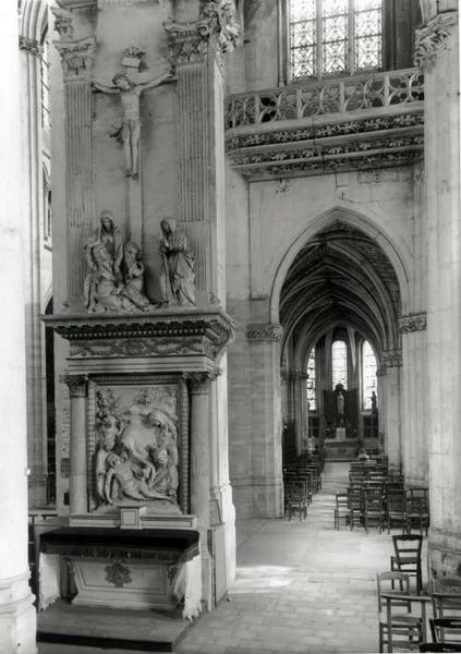 Christ en croix et 2 hauts-reliefs : la Vierge et deux saintes femmes éplorées (élément d'une Descente de croix) et la Déploration du Christ, Situation ancienne.