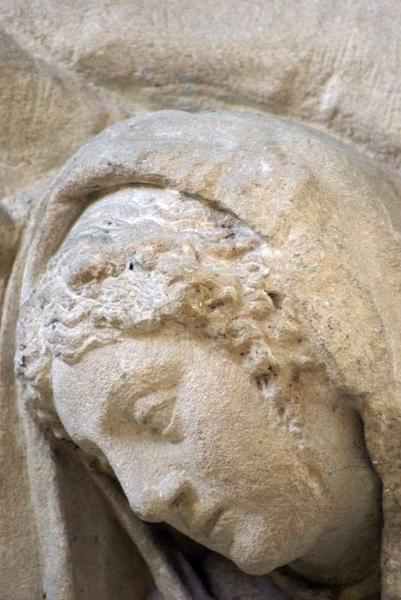 haut-relief : la Déploration du Christ, détail de sainte Madeleine.