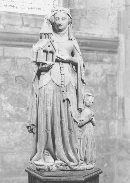 statue : Sainte Clotilde, vue générale