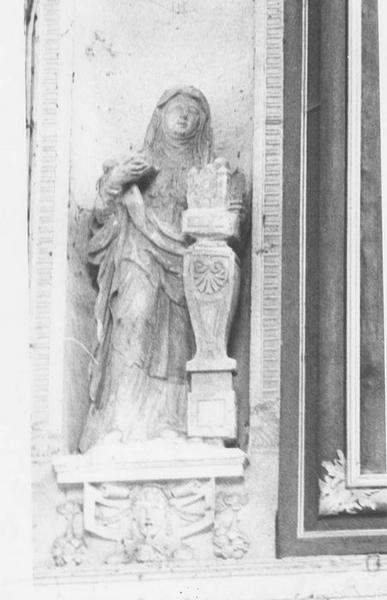 statue : Sainte Clotilde tenant la maquette d'une église sur un socle, vue générale