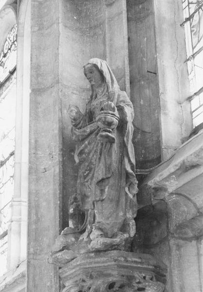 statue : Sainte Femme tenant un vase, vue générale