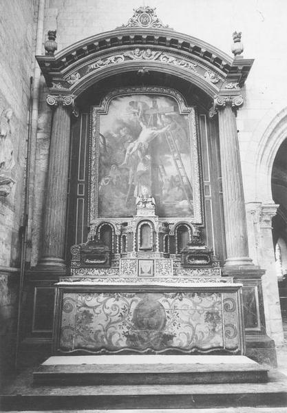 autel du croisillon nord, retable, tabernacle et tableau : la Descente de Croix, vue générale