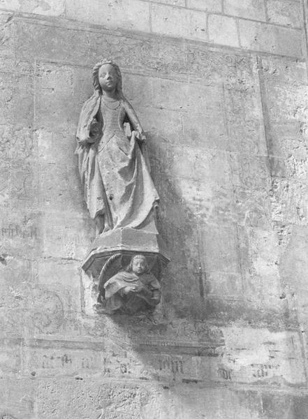 statue : sainte non identifiée, vue générale