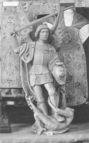 statue : saint Michel, vue générale