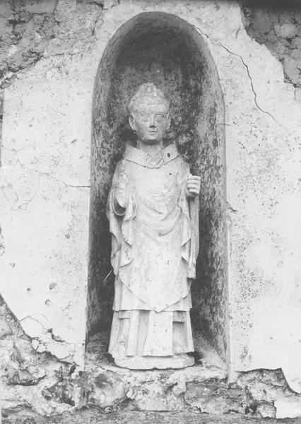 Statue (grandeur nature) : saint évêque, vue générale