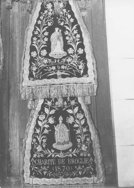 chaperons de confrérie (ornements de charité), vue partielle