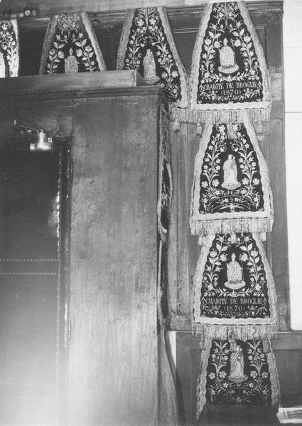 chaperons de confrérie (ornements de charité), vue partielle