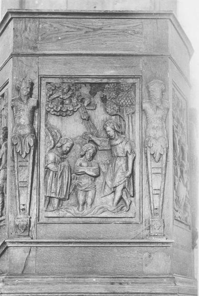 panneau sculpté de la chaire à prêcher : le Baptême du Christ, vue générale