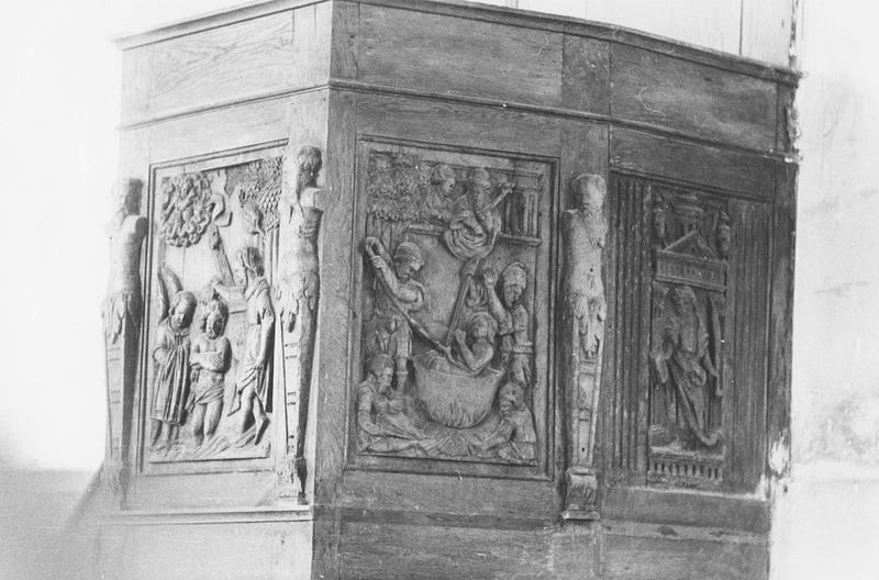panneaux sculptés de la chaire à prêcher : le Baptême du Christ, Martyre de saint Cyr, vue générale