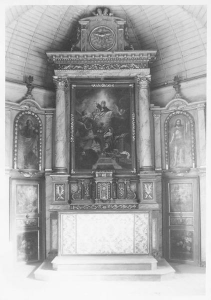 retable du maître-autel, tableaux : l'Annonciation, le Saint-Esprit, le Père Eternel, Dieu le Fils, panneaux peints : la Transfiguration, l'Assomption de la Vierge et quatre sujets décoratifs, vue générale