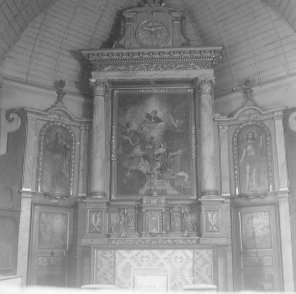 retable du maître-autel, tableaux : l'Annonciation, le Saint-Esprit, le Père Eternel, Dieu le Fils, panneaux peints : la Transfiguration, l'Assomption de la Vierge et quatre sujets décoratifs, vue générale