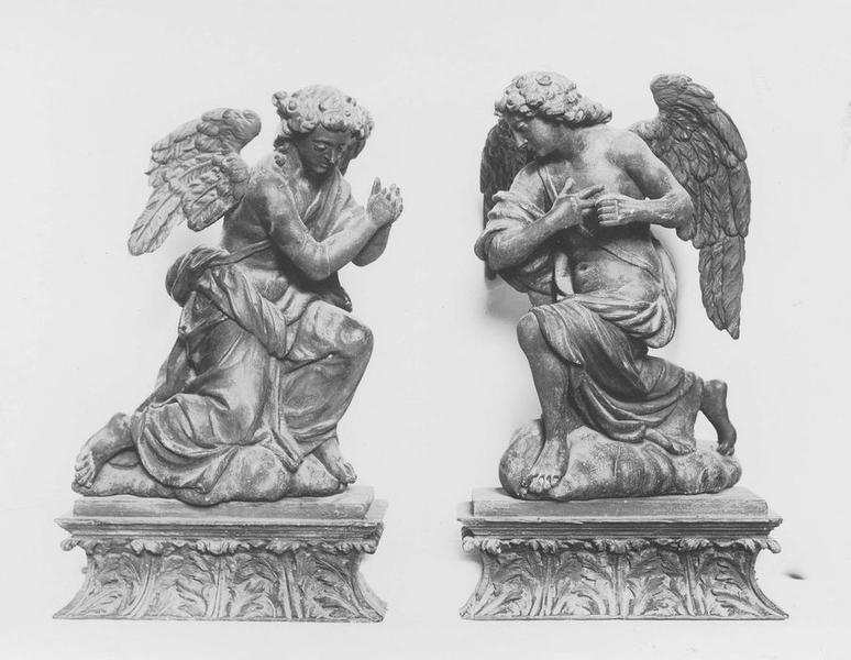 2 statuettes en pendant : Anges adorateurs