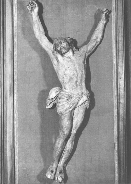 statue (grandeur nature) : Christ en croix, vue générale